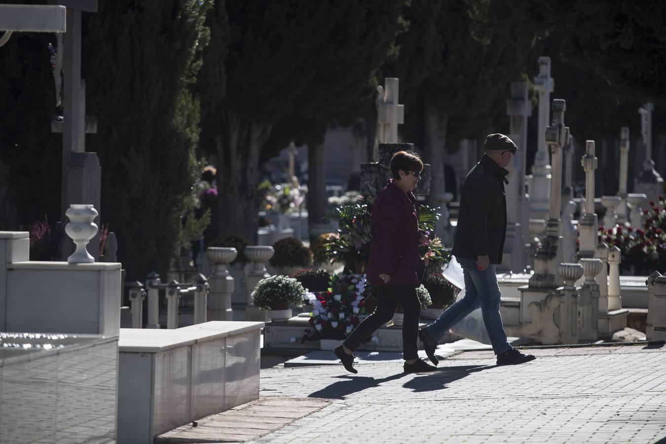 Centenares de familias cumplen con la tradición y llevan flores a sus parientes y allegados