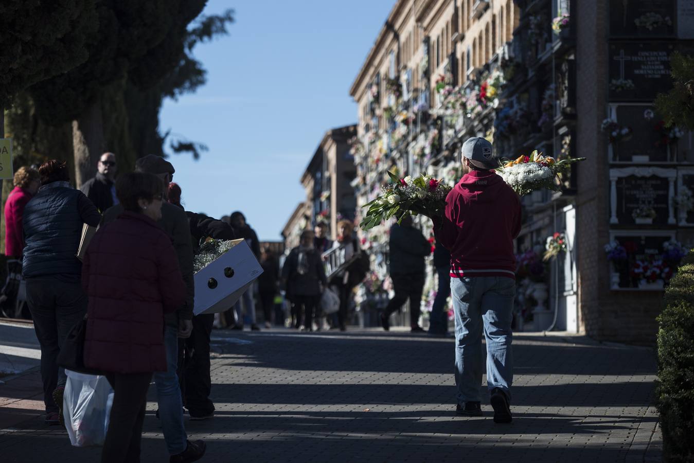 Centenares de familias cumplen con la tradición y llevan flores a sus parientes y allegados