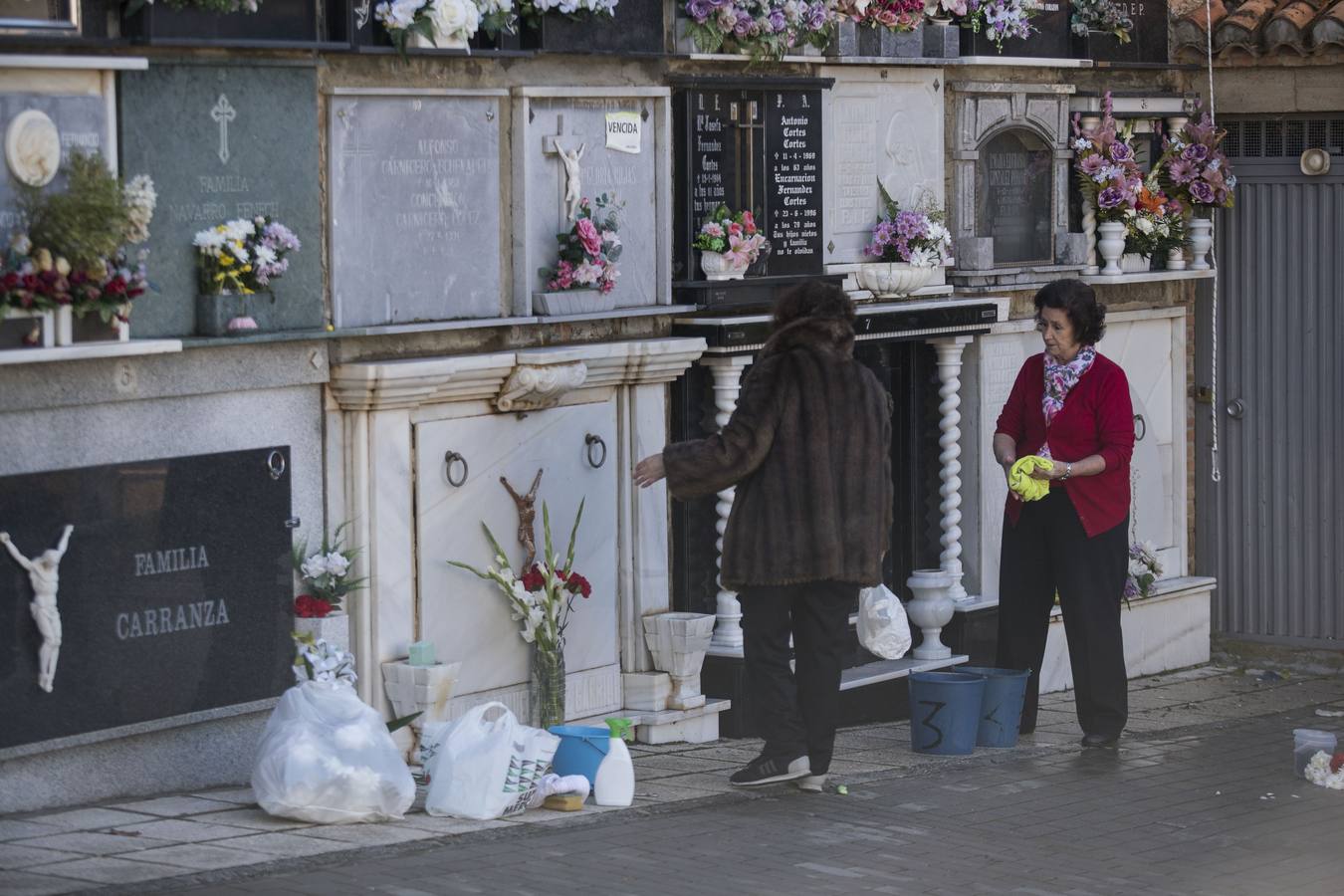 Centenares de familias cumplen con la tradición y llevan flores a sus parientes y allegados