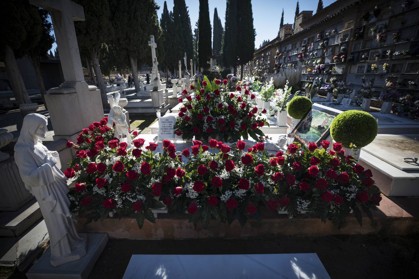 Centenares de familias cumplen con la tradición y llevan flores a sus parientes y allegados