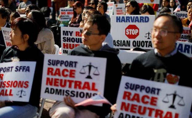 Ciudadanos de origen asiático piden igualdad de derechos en la educación, la víspera del inicio del juicio contra Harvard. :: 