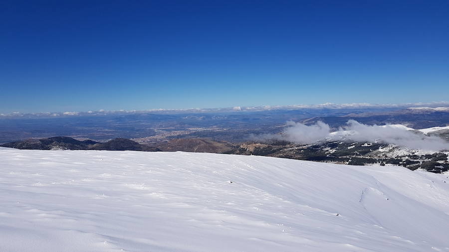 La ola de frío ha dejado en el macizo de Sierra Nevada espesores de nieve inusuales para esta época del año