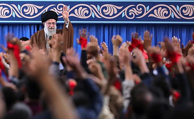 El líder supremo de Irán, Ali Jameneí, aclamado en un acto con estudiantes.