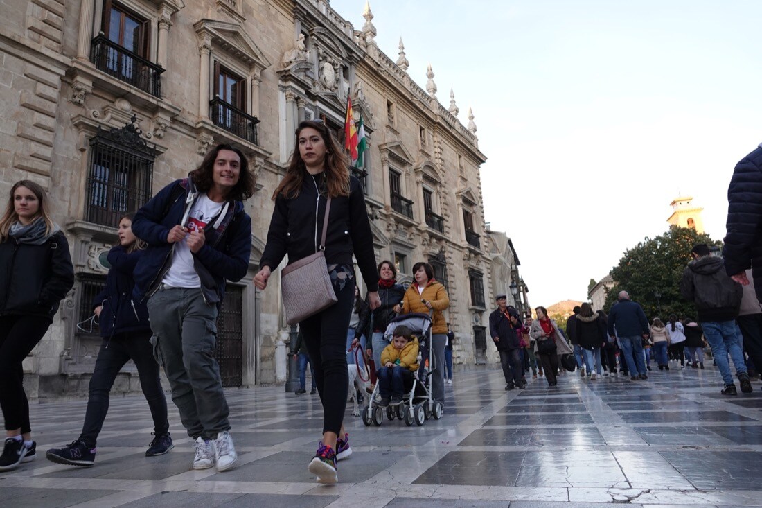 Las calles de Granada repletas de gente que disfrutan del puente en la ciudad