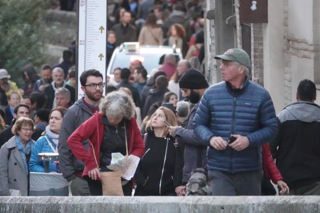 Las calles de Granada repletas de gente que disfrutan del puente en la ciudad