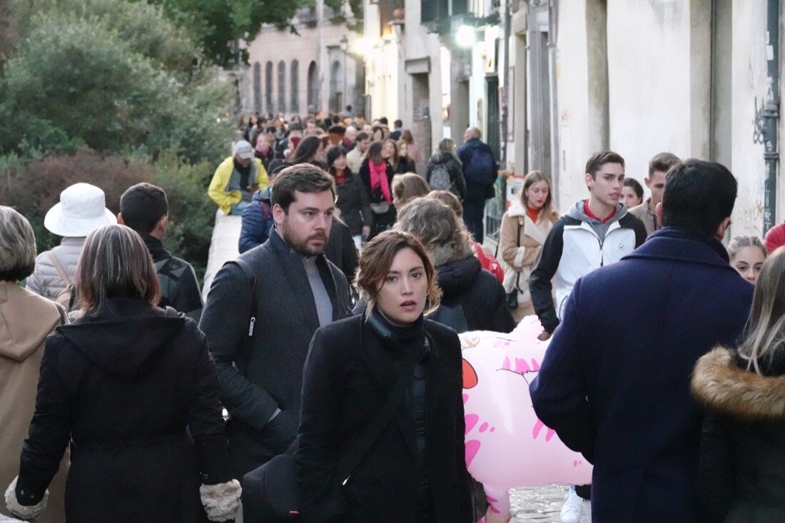 Las calles de Granada repletas de gente que disfrutan del puente en la ciudad