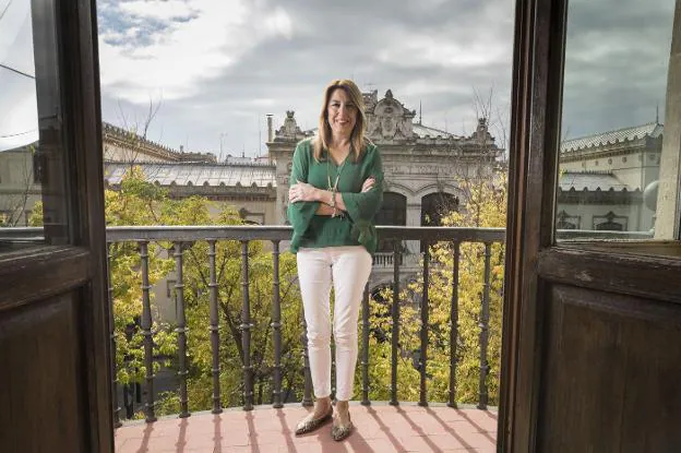 Susana Díaz posa, el viernes, en un balcón de la sede del Gobierno andaluz en Granada.