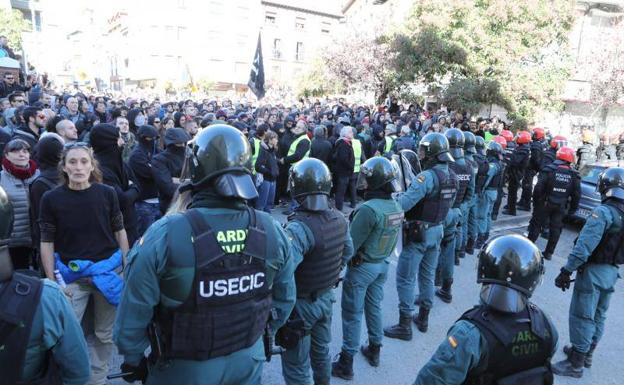 Agentes de la Guardia civil se despliegan en el municipio.