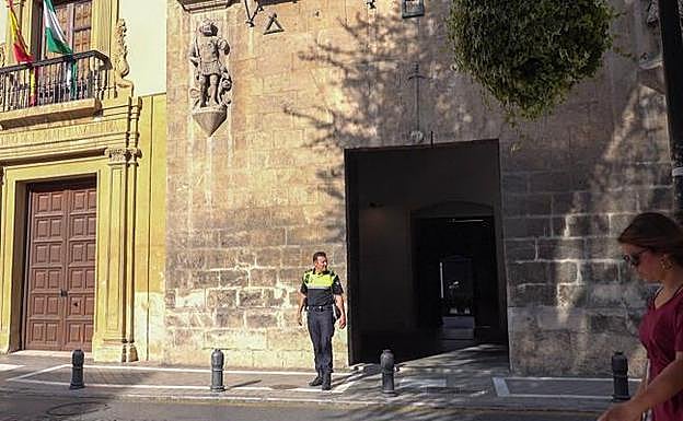 Detenida por probar en la fachada de la Casa de los Tiros si funcionaba su bote de pintura