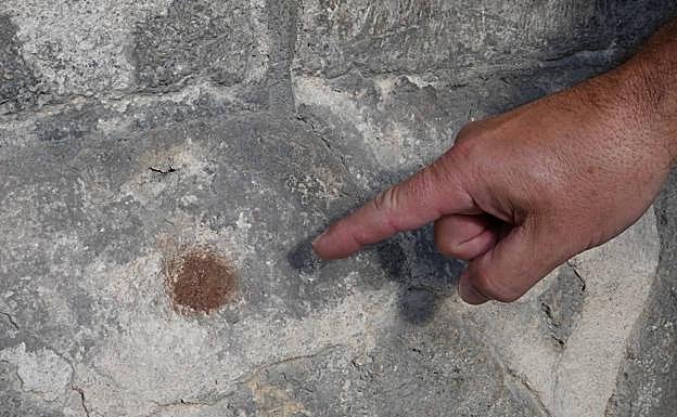 Imagen principal - Detenida por probar en la fachada de la Casa de los Tiros si funcionaba su bote de pintura