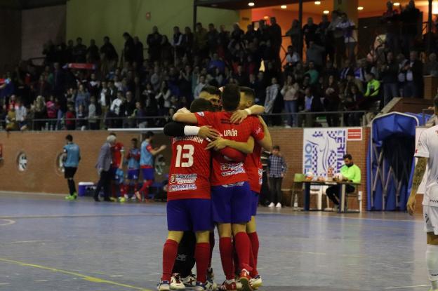 El conjunto rojillo celebra uno de los goles ante el Noia Portus Apostoli.