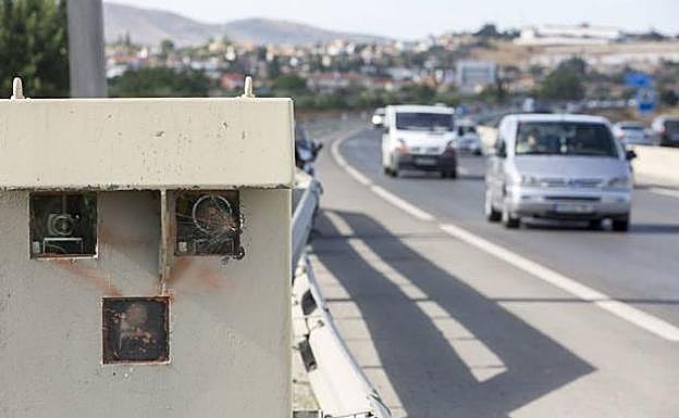 Alertan de un bulo sobre supuestos vehículos Mercedes camuflados que multan