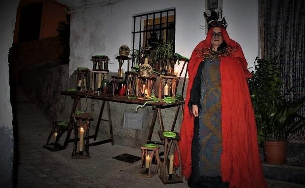 Centenares de personas participan en la II Noche de Brujas de Soportújar