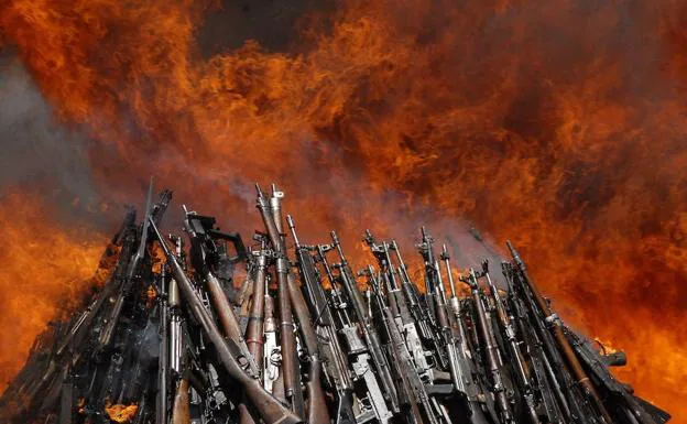 Destrucción de armas confiscadas en Kenia.