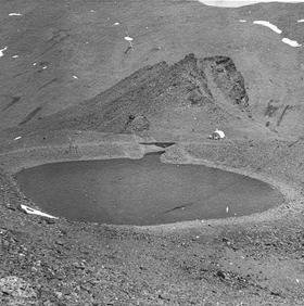 Imagen secundaria 2 - Documentos donde se da cuenta del encargo de las obras de drenaje de la laguna; la laguna en la actualidad con el canal, y la imagen de 1930 donde se aprecia que ya existía el drenaje. 