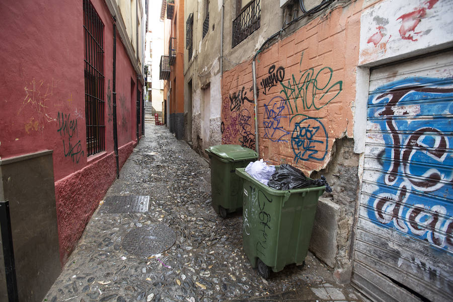 La Policía admite problemas de droga y prostitución en la calle Elvira y suma refuerzos. Hosteleros y comerciantes de la zona afirman que «el ambiente de violencia y suciedad está generando una mala imagen para el turismo».