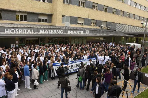 Profesionales de la sanidad, concentrados a las puertas del hospital Materno. 