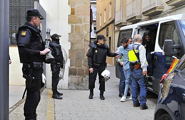Despliegue policial para conducir al juzgado a unos detenidos por unos altercados en Linares en abril pasado.
