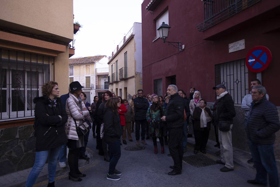De la mano del historiador Manuel Domínguez, el paseo la ruta organizada por la asociación cultural Masip volvió a ser un éxito