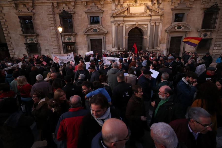 Decenas de personas se han congregado este sábado a las puertas del Tribunal Superior de Justicia de Andalucía, en la Plaza Nueva de Granada, para exigir al Gobierno central que «blinde» a los clientes de las entidades bancarias que acaban de firmar un crédito hipotecario o están pendientes de hacerlo en los próximos días