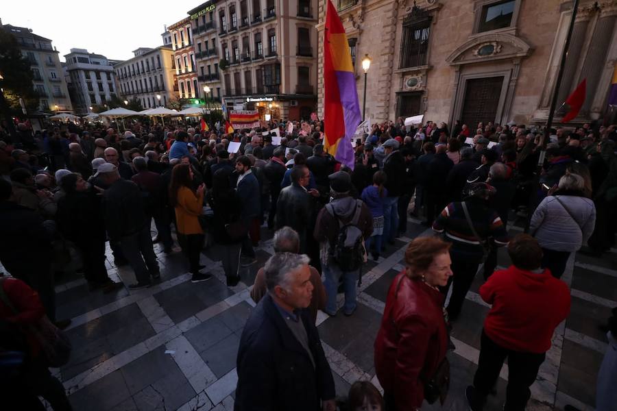 Decenas de personas se han congregado este sábado a las puertas del Tribunal Superior de Justicia de Andalucía, en la Plaza Nueva de Granada, para exigir al Gobierno central que «blinde» a los clientes de las entidades bancarias que acaban de firmar un crédito hipotecario o están pendientes de hacerlo en los próximos días