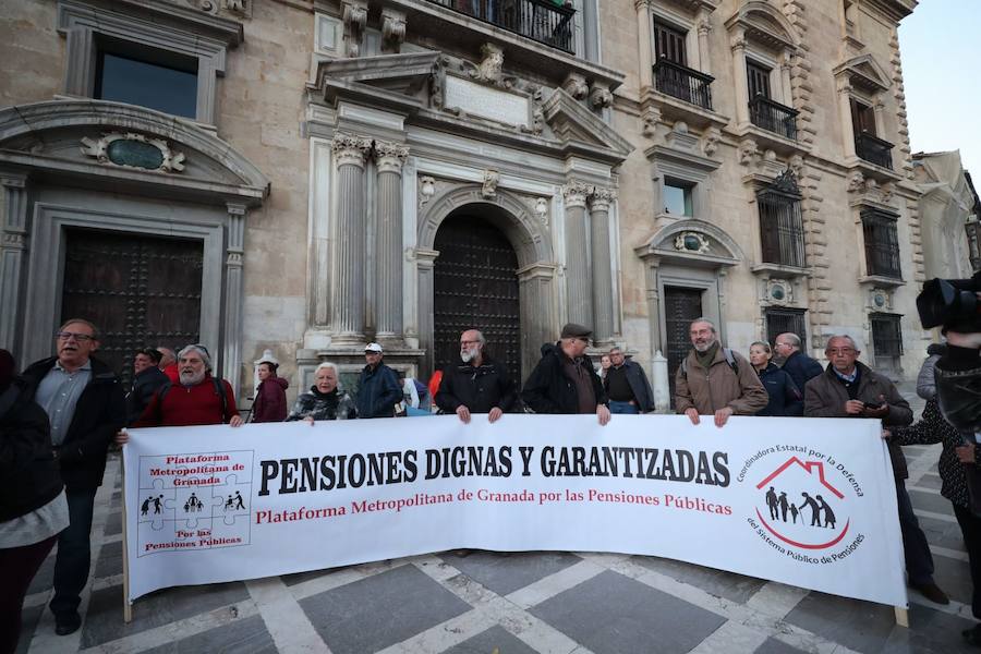 Decenas de personas se han congregado este sábado a las puertas del Tribunal Superior de Justicia de Andalucía, en la Plaza Nueva de Granada, para exigir al Gobierno central que «blinde» a los clientes de las entidades bancarias que acaban de firmar un crédito hipotecario o están pendientes de hacerlo en los próximos días