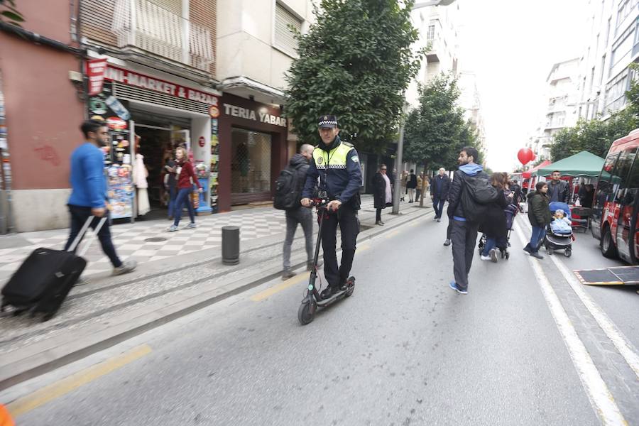 La calle Recogidas se llena de patines y patinetes, bicicletas de todo tipo, coches de bebés y sillas de ruedas en una jornada para fomentar el transporte público y la movilidad sostenible