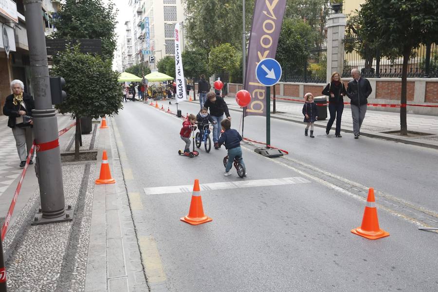 La calle Recogidas se llena de patines y patinetes, bicicletas de todo tipo, coches de bebés y sillas de ruedas en una jornada para fomentar el transporte público y la movilidad sostenible