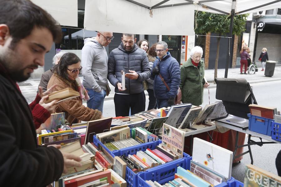 La calle Recogidas se llena de patines y patinetes, bicicletas de todo tipo, coches de bebés y sillas de ruedas en una jornada para fomentar el transporte público y la movilidad sostenible