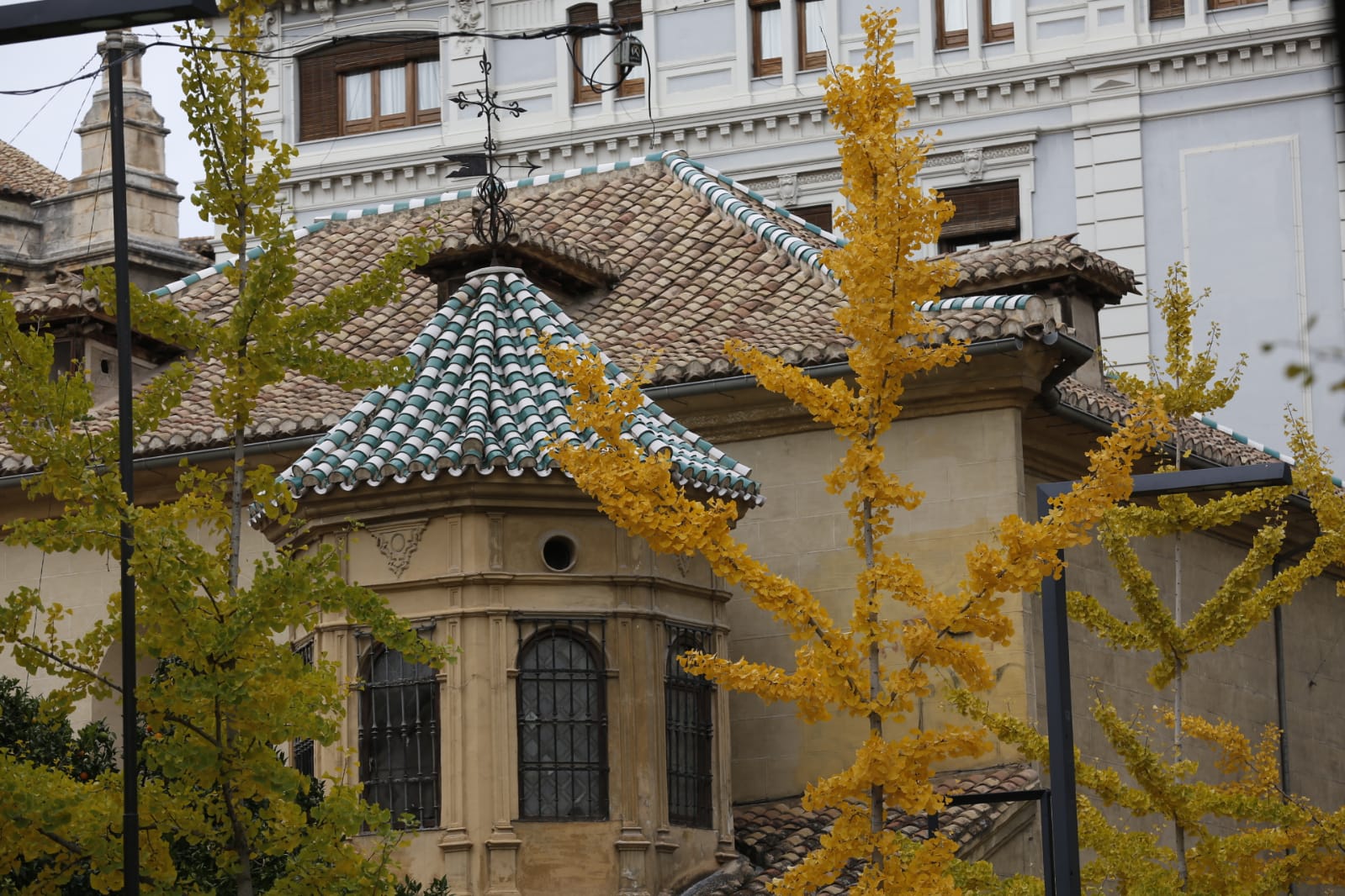 La capital luce por sus calles la estampa clásica del otoño que amarillea sus árboles