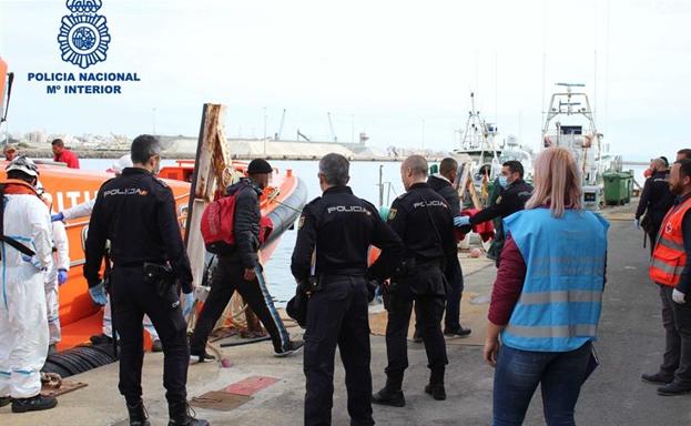 Detienen en Almería al patrón y al organizador de una patera localizada con 45 personas