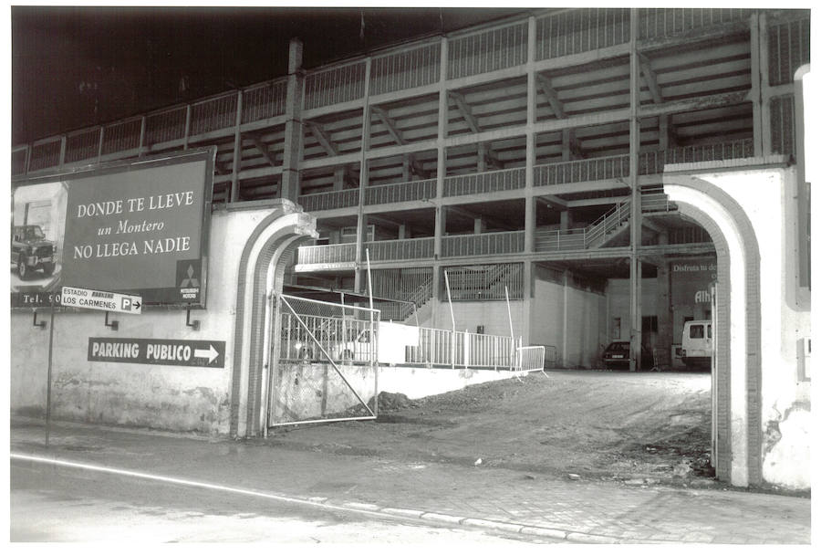 1996. El arco es derribado por la empresa que explota el estadio como aparcamiento público.