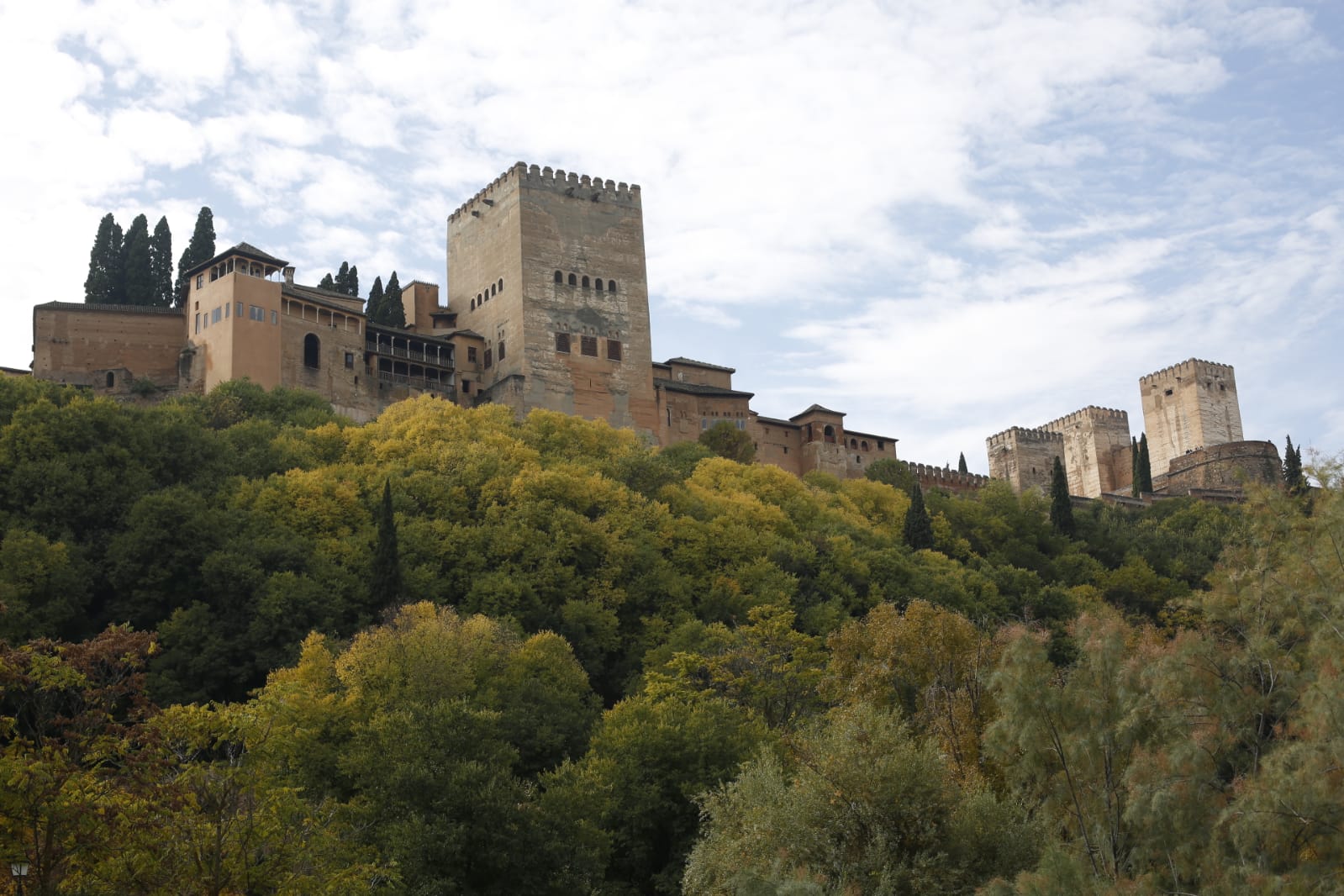 La capital luce por sus calles la estampa clásica del otoño que amarillea sus árboles