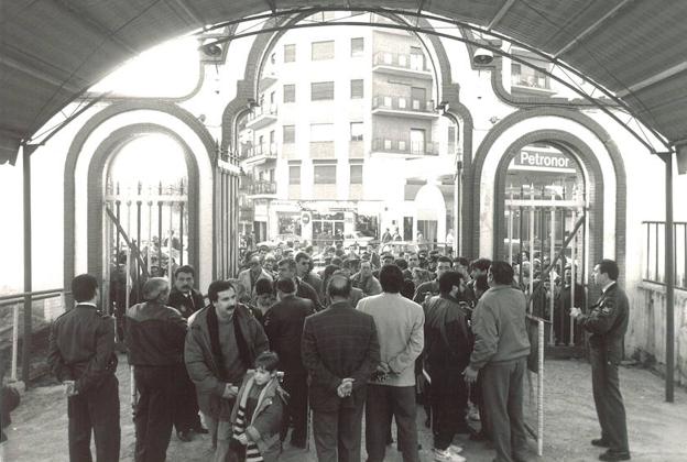 El arco de entrada del antiguo estadio de Los Cármenes en una imagen de 1993