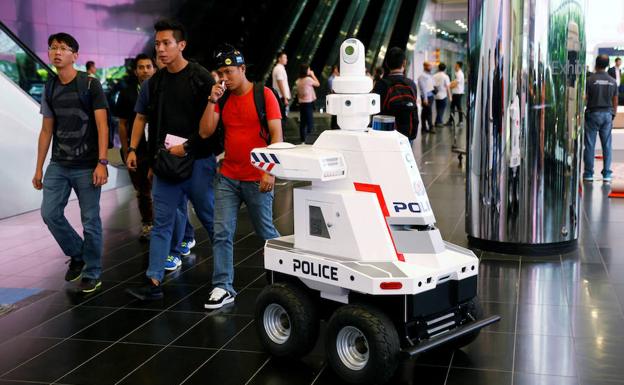 El robot de la Policía de Singapur, atracción para los turistas.