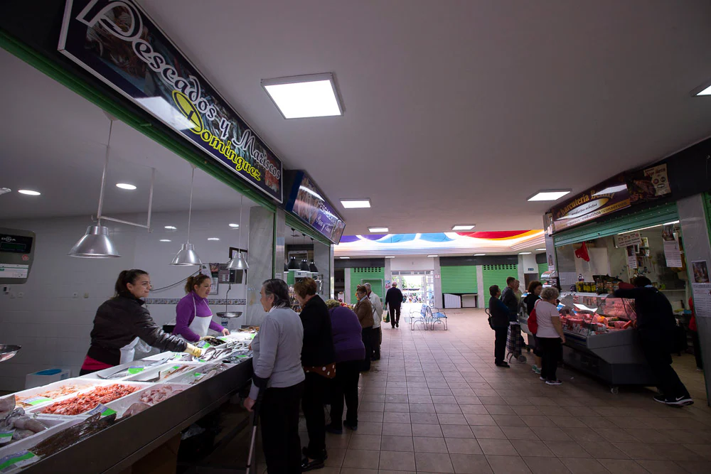 Han organizado un concierto y una comida popular para intentar atraer a las compras tras el cierre de diez de los puestos