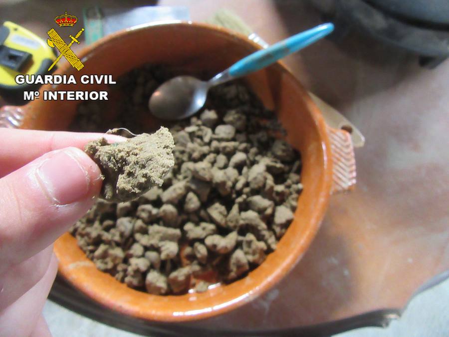 La Guardia Civil de Granada, en una nueva operación contra el cultivo y la elaboración de droga, ha desarticulado un laboratorio para la elaboración de hachís en la localidad de Cenes de la Vega, y ha investigado a un individuo de 52 años de edad y con antecedentes policiales como presunto autor de un delito contra la salud pública y otro de defraudación de fluido eléctrico