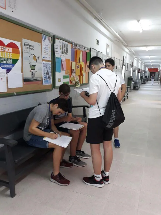 Alumnos en los pasillos de un instituto. 