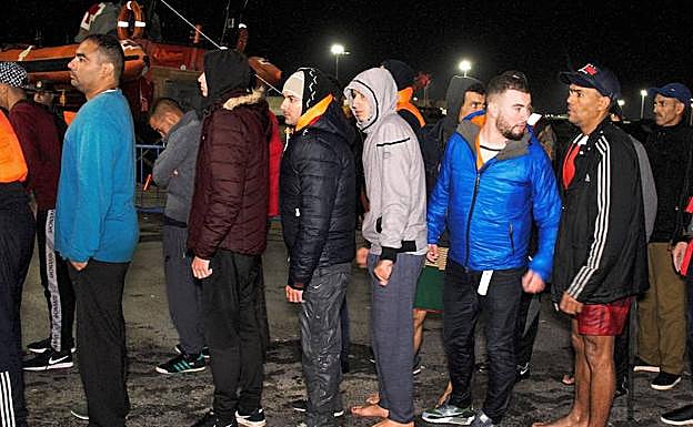 El miércoles llegaron 36 inmigrantes marroquíes al puerto de Motril