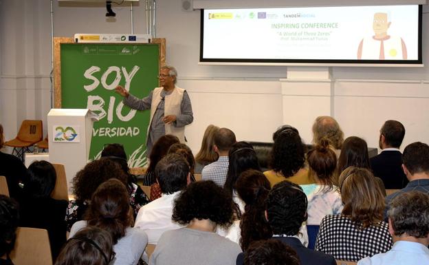 Yunus durante su intervención en la Fundación Biodiversidad 
