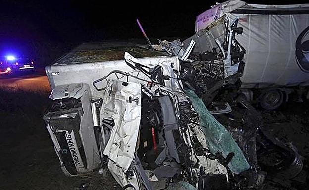 Mueren dos camioneros al chocar de frente con sus trailers