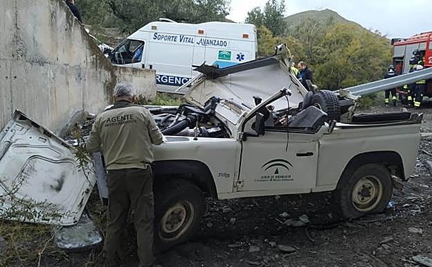 Ingresa en la UCI una agente de Medio Ambiente tras caer cuatro metros con su vehículo en Nacimiento