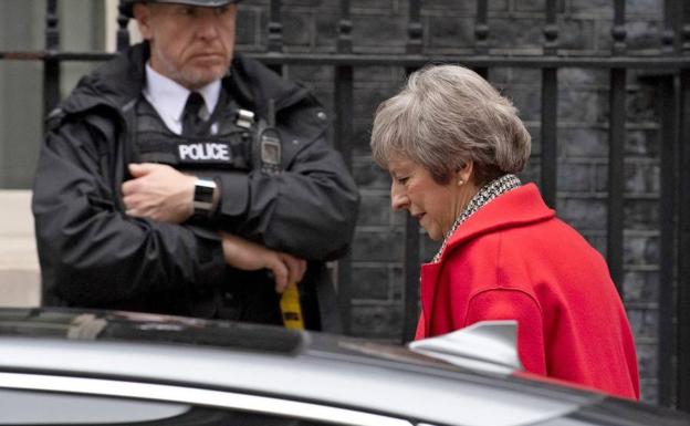 La primera ministra británica Theresa May llegando a la emisora LBC.