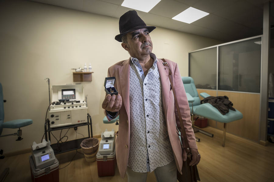 Enrique Francisco Ojea, albaicinero, es el mayor donante de sangre de España y anima a todos a que donen para ayudar a los demás 