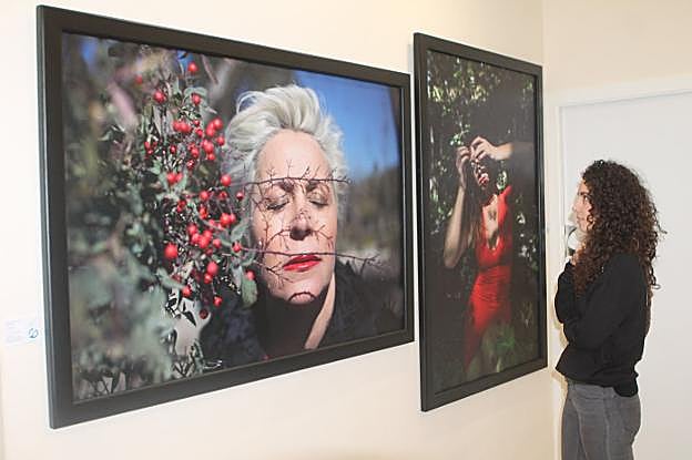 Una joven contempla dos de los cuadros expuestos en el Espacio de Arte Azur de la capital.