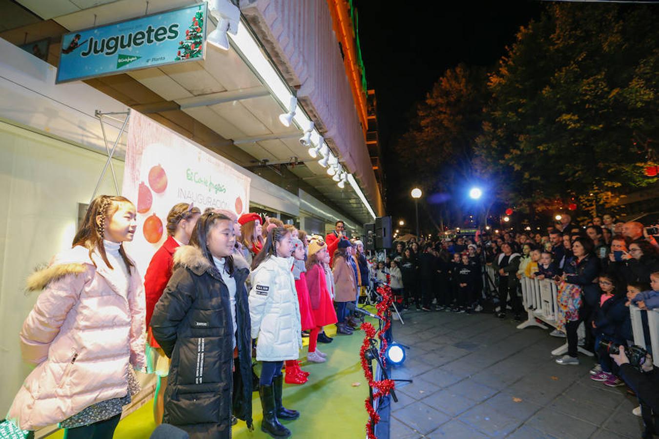 El centro comercial Nevada celebra el encendido de las luces de Navidad y de su enorme árbol.