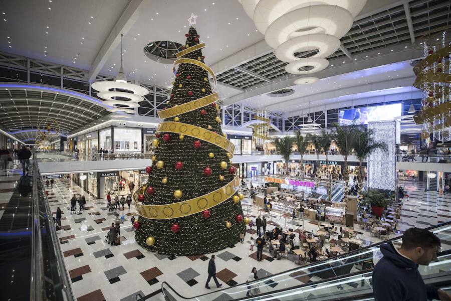 El centro comercial Nevada celebra el encendido de las luces de Navidad y de su enorme árbol.