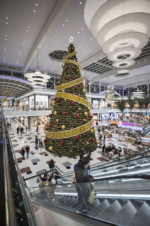 El centro comercial Nevada celebra el encendido de las luces de Navidad y de su enorme árbol.