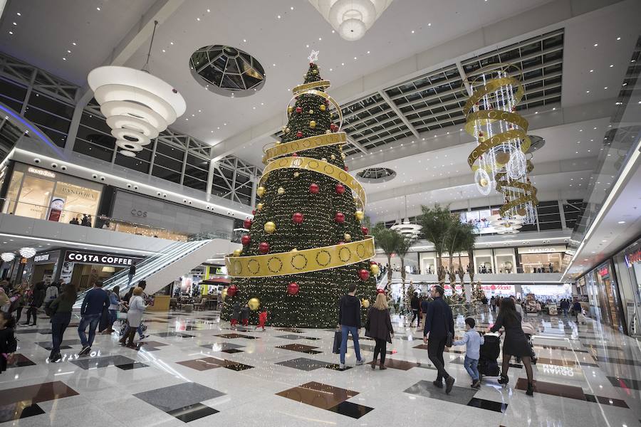 El centro comercial Nevada celebra el encendido de las luces de Navidad y de su enorme árbol.