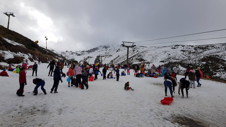 Aunque no hay novedades sobre la fecha de apertura, hoy se podía ver a personal de Cetursa trabajando en las pistas